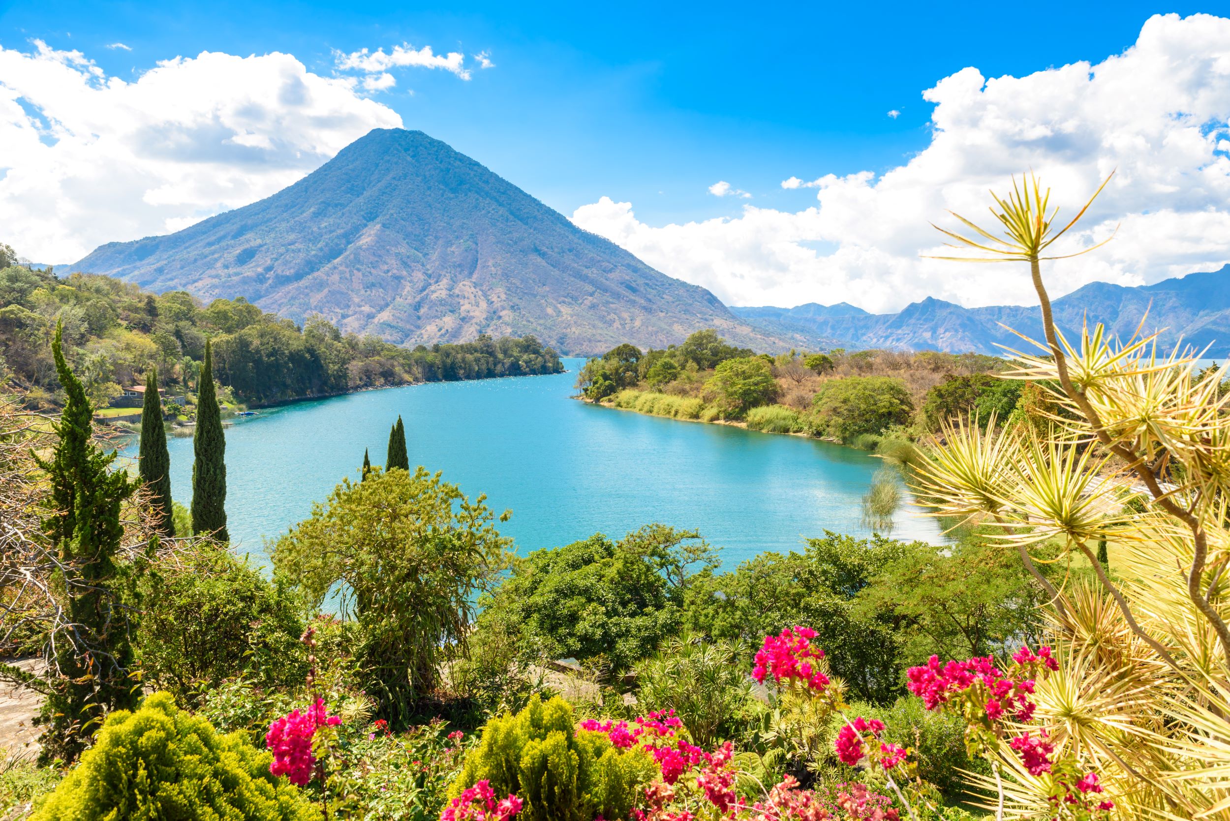 Guatemala - Lago Atitlan con vulcano San Pedro - Tuttaltromondo