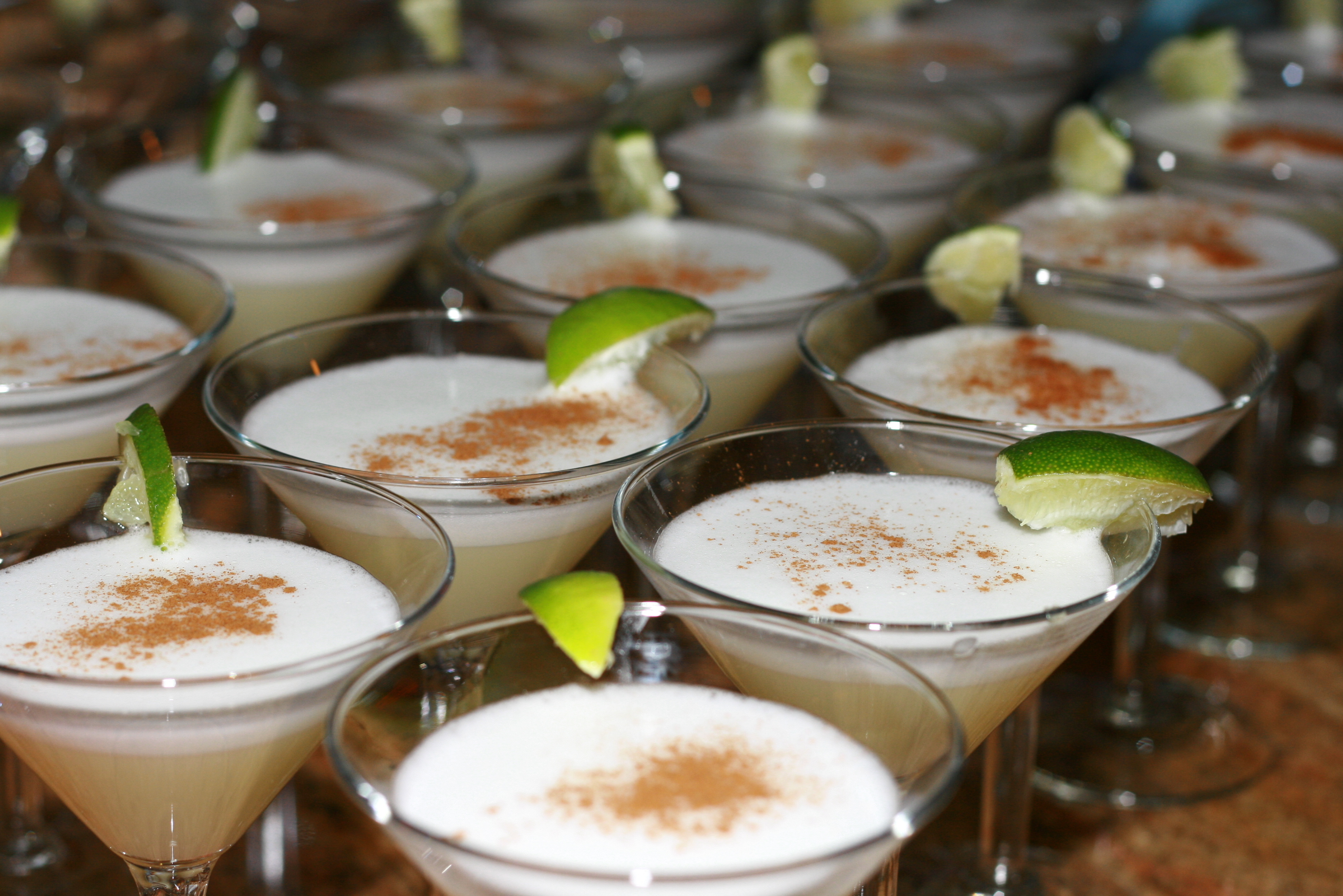 alt="pisco sour, cile, peru, bevanda tipica"