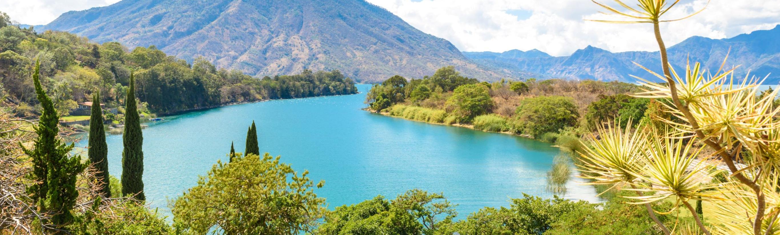 Guatemala - Lago Atitlan con vulcano San Pedro - Tuttaltromondo