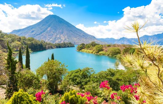 Guatemala - Lago Atitlan con vulcano San Pedro - Tuttaltromondo