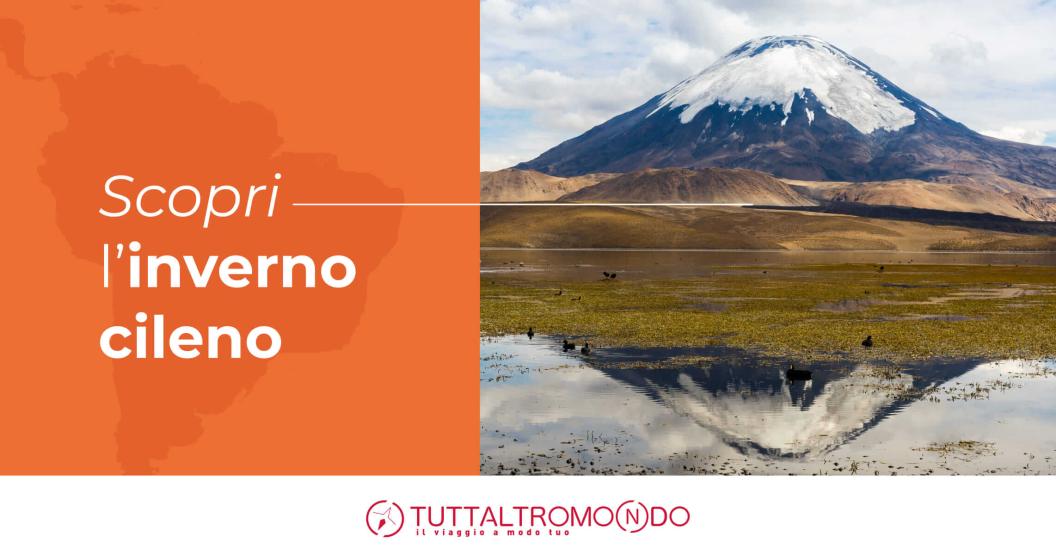 Scopri l’inverno cileno: banner con testo su sfondo arancione e paesaggio di vulcano innevato riflesso in una laguna, con logo Tuttaltromondo in basso.
