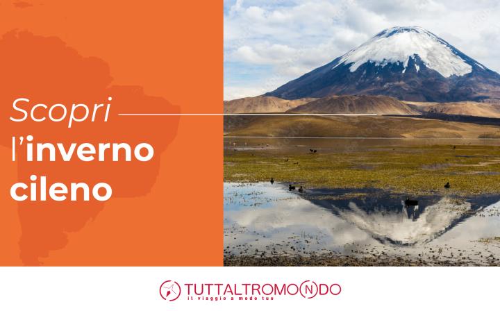 Scopri l’inverno cileno: banner con testo su sfondo arancione e paesaggio di vulcano innevato riflesso in una laguna, con logo Tuttaltromondo in basso.