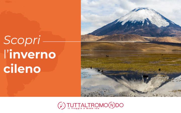 Scopri l’inverno cileno: banner con testo su sfondo arancione e paesaggio di vulcano innevato riflesso in una laguna, con logo Tuttaltromondo in basso.