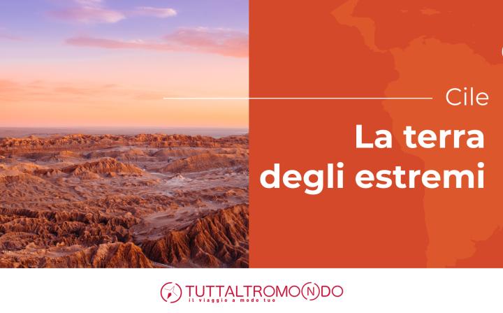 Paesaggio desertico del Cile al tramonto con montagne aride, grafica con scritta "Cile, la terra degli estremi" e logo Tuttaltromondo.